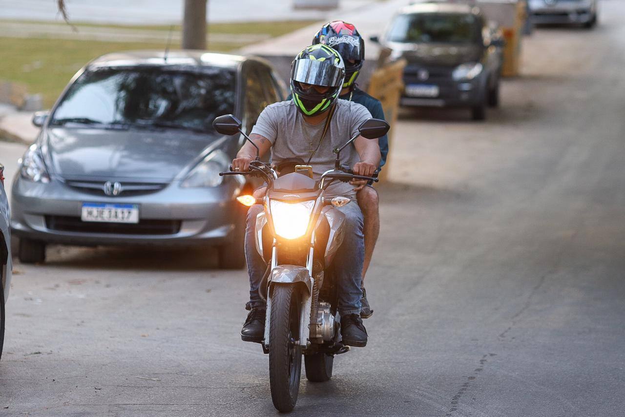 Motociclistas, fiquem atentos: violações comuns que podem resultar na suspensão imediata da sua carteira de habilitação.